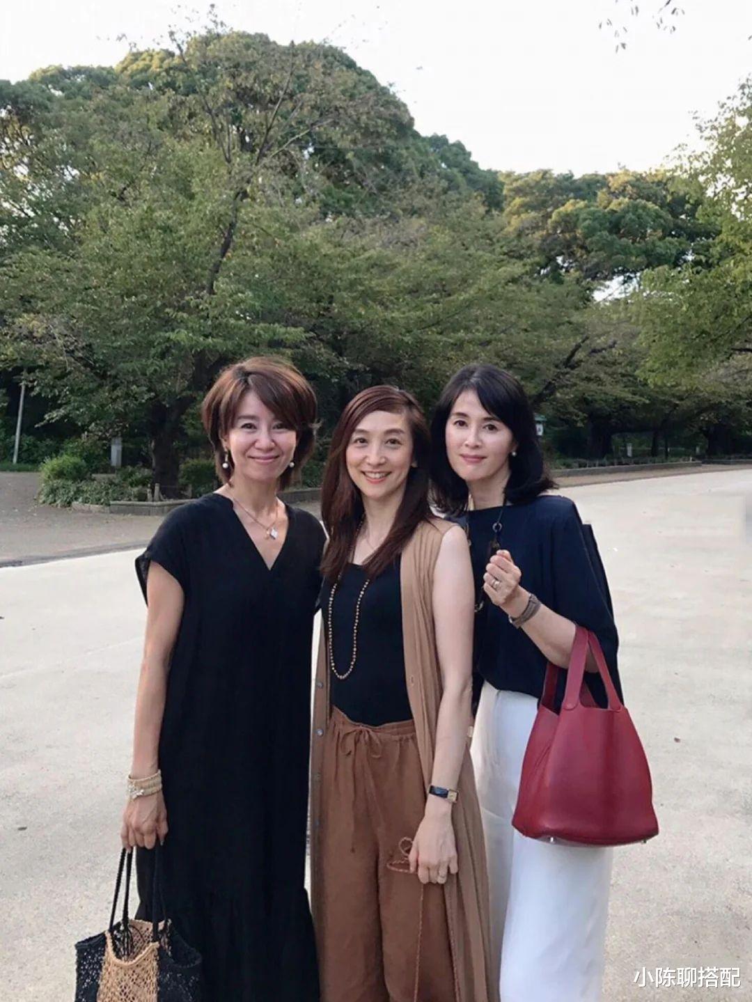 小陈聊搭配|建议中年女性，别穿大红大紫，瞧日本主妇这样穿，优雅气质