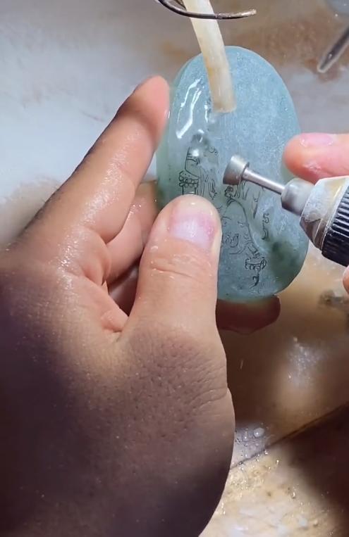 雕刻|一块丑不拉几的边角料，看看玉雕师如何变废为宝！