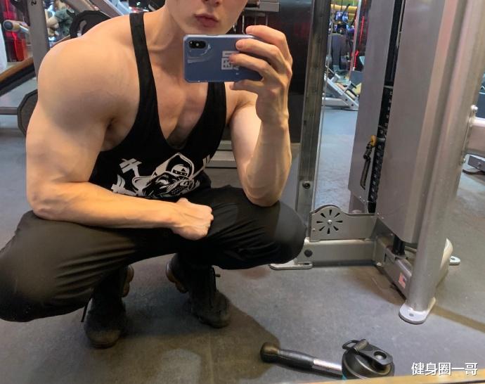 健身圈一哥 撸铁健身打造一身腱子肉，超爱cosplay，宛如画中走出来的肌肉美男！