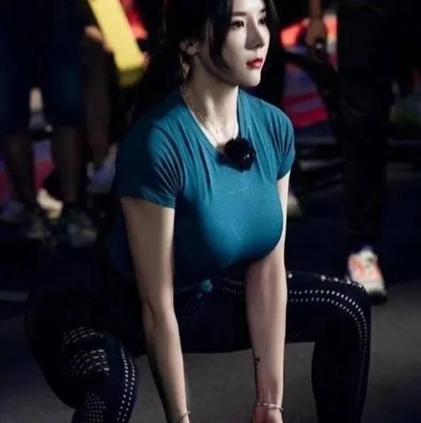 睡眠|微胖女孩到底有多美？130斤的她，身材爆炸，不愧是“微胖模特”