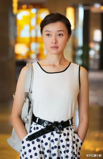 连衣裙 49岁吴越的发型告诉我们：“中年女人放弃刘海更有书卷气”