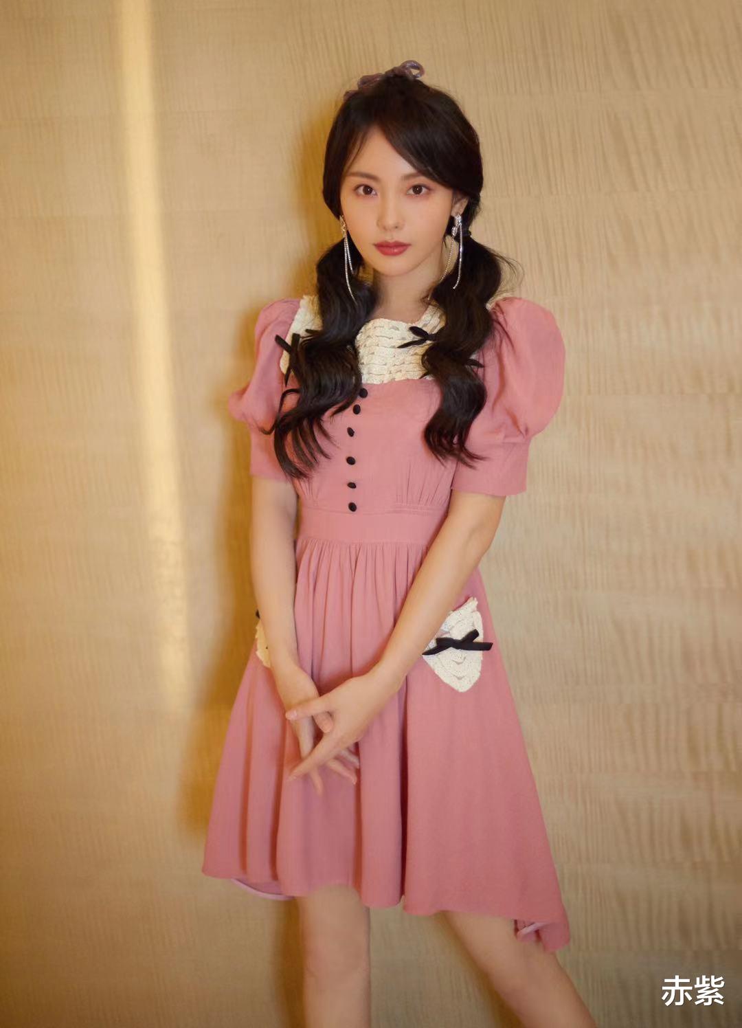 粉色|拜年可以种草张嘉倪style，这一身粉色连衣裙加两股编发，忒可爱