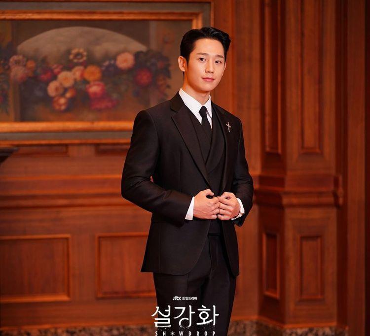 金智秀|Jisoo丁海寅甜蜜勾手竟笑出夫妻脸，《雪降花》无畏争议明天开播