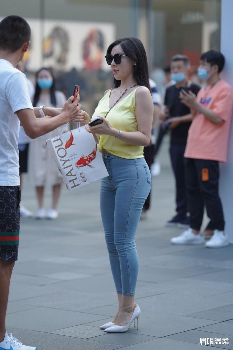 眉眼温柔 穿搭黑色的紧身包臀连衣裙，略微开叉的下摆很有小性感风采
