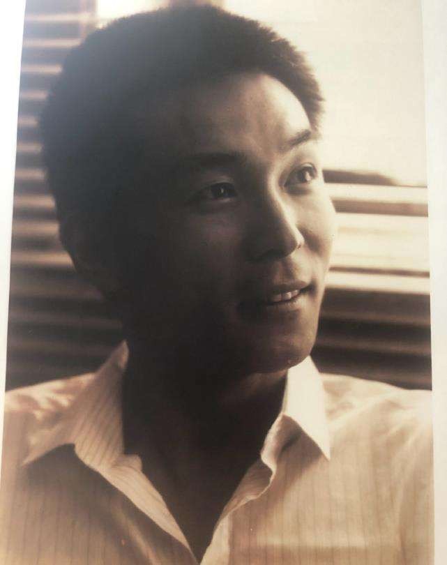 谢园|演员谢园去世后，小妻子将泪和痛埋在心底，后悔没要个孩子