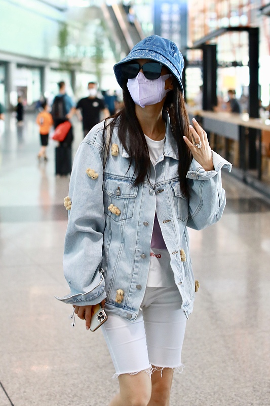 红珊瑚me|黄圣依气质真好，粉色V领印花衬衫配牛仔喇叭裤，甜美复古很有型