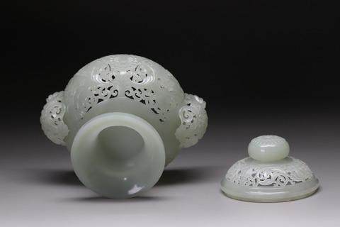 翡翠|舊藏和田玉籽料“枣黄皮 西番莲纹熏炉”