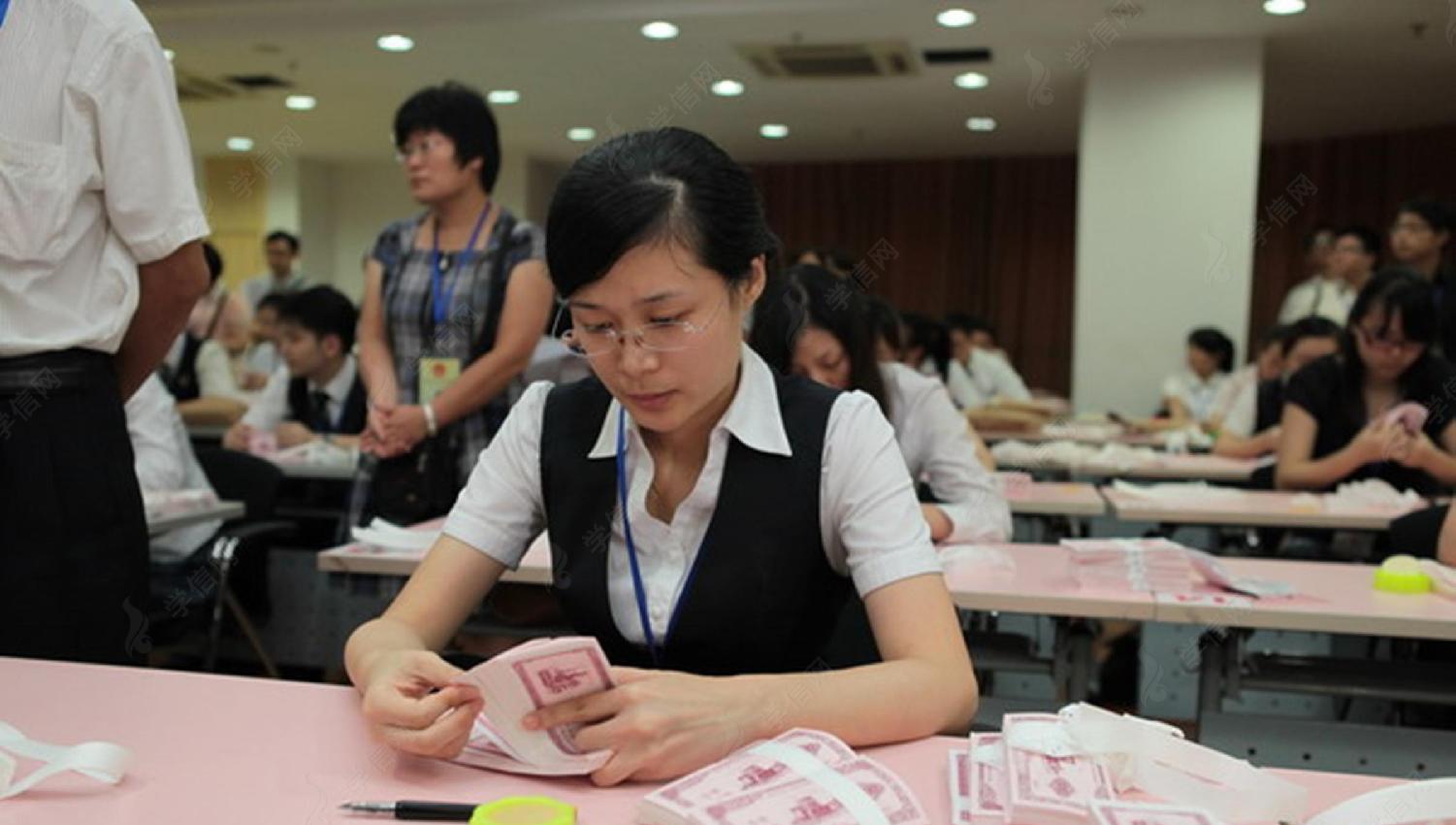 |从香饽饽到“被人嫌”，银行为何留不住人了？银行员工：压力太大