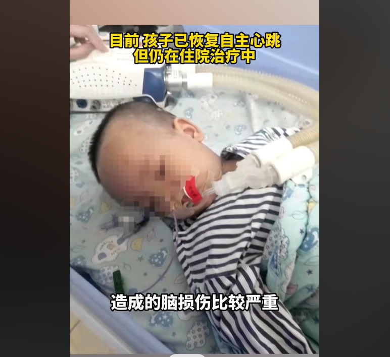 菁妈育儿|孩子打翻热面,妈妈被烫伤痛得跳开,一个反应让人感叹:母爱伟大