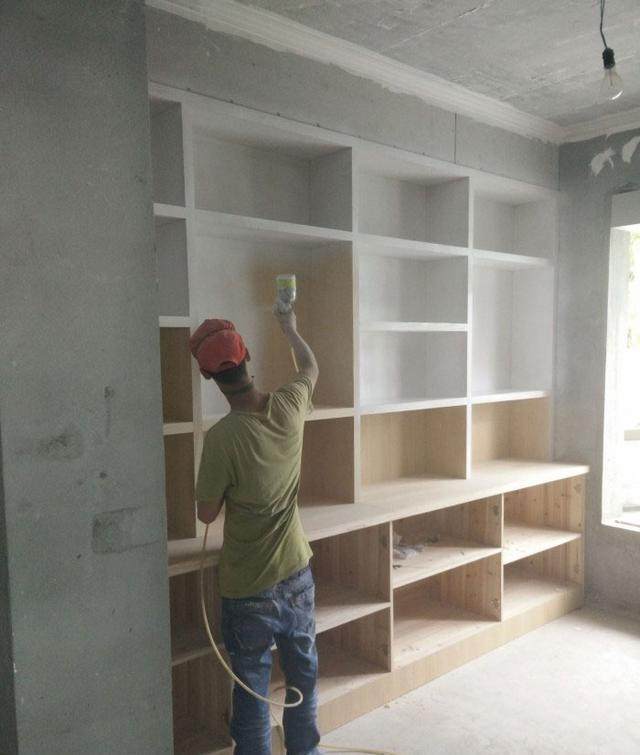 新房装修中，木工加班加点20天做完满屋子家具，工钱17300贵吗？