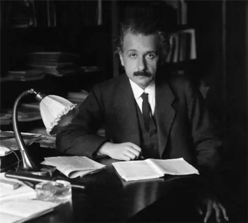 爱因斯坦 美国一男子，偷走爱因斯坦的大脑并切成240片，最后研究出了啥？