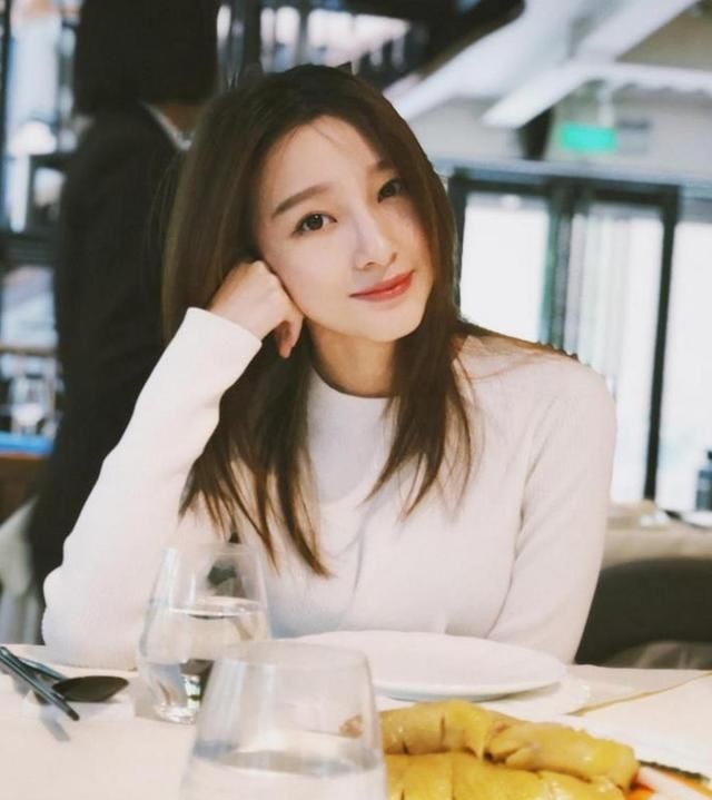 |央视美女主持人马凡舒，网友直呼：简直仙女下凡！怎么这么好看？