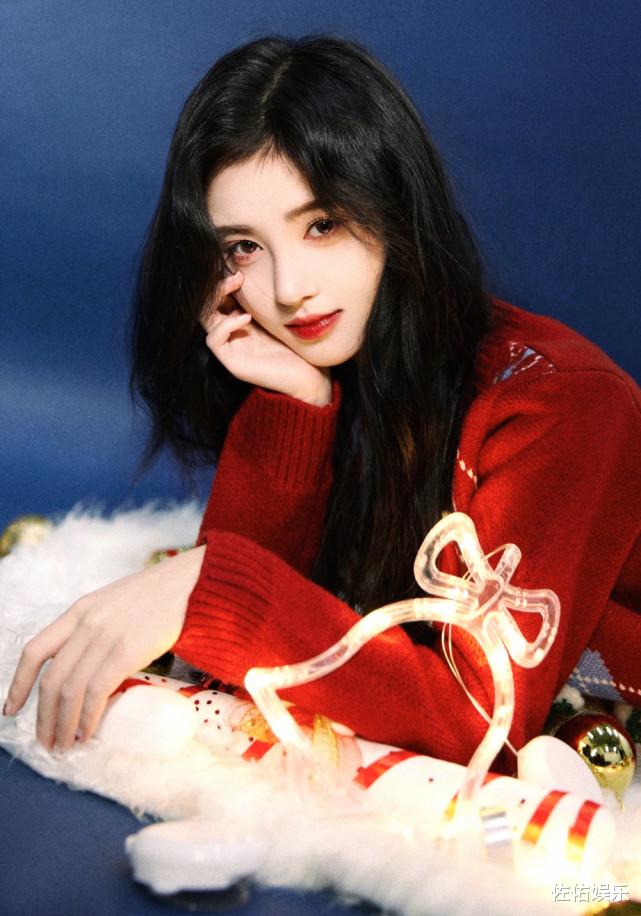 鞠婧祎|鞠婧祎彩排美照曝光,蓝色露肩衬衫搭配牛仔裤,知性性感超惊艳