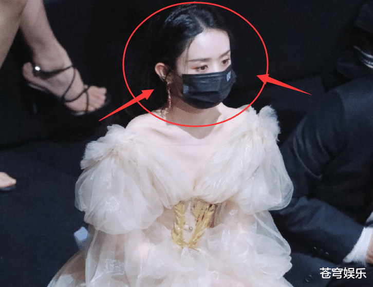 赵丽颖|赵丽颖穿国产礼服来芭莎派对，抓拍镜头下，无精修模样我没眼花？