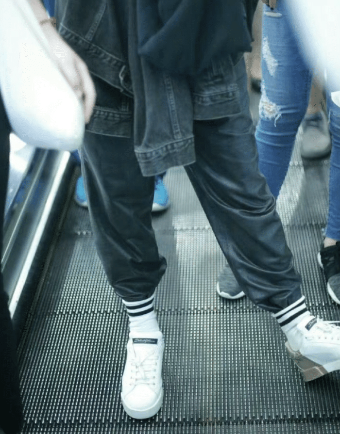 迪丽热巴|热巴现身线下活动，穿皮草挑染蓝发超亮眼，大爷借鱼竿拍照实力抢镜