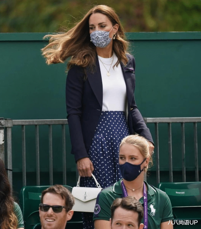 八八尚语UP|凯特致敬60岁的婆婆，西服配波点裙戴妃都穿过，婆媳美出不同气场
