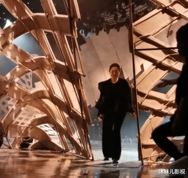 倪萍|倪萍身体再度引关注，弯着腰走路步履蹒跚，下楼梯还要人搀扶