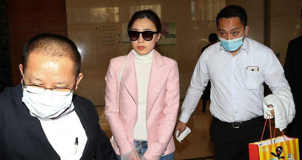 甘比|一顿饭吃60只黄油蟹，买冰淇淋带5个保镖，接班一年亏掉丈夫110亿