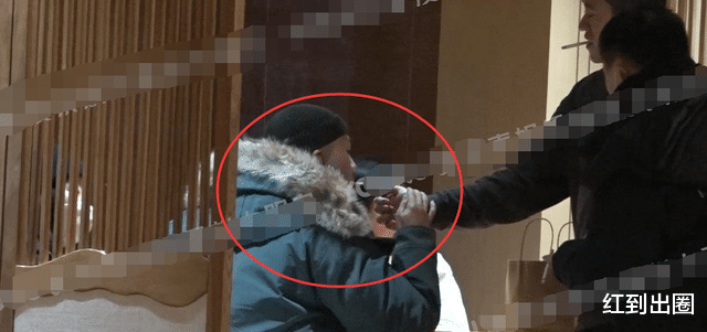 俞灏明|34岁俞灏明现身小面馆，满脸沧桑靠抽烟解闷，整容10年后模样大变