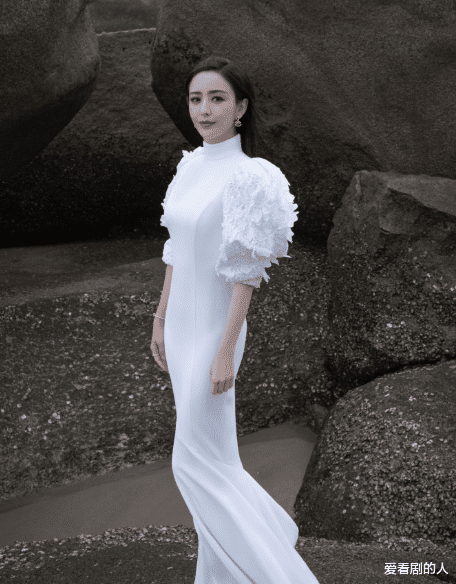 倪妮|金鸡奖红毯：单依纯金色长裙美，倪妮直角肩抢眼，张子枫清新灵动