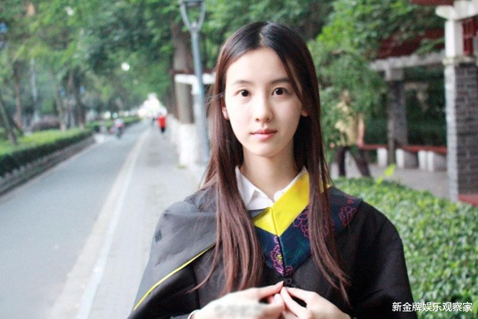 刘浩存|刘浩存陈都灵素颜同框，相差7岁却看不出，天然美女就是不一样？