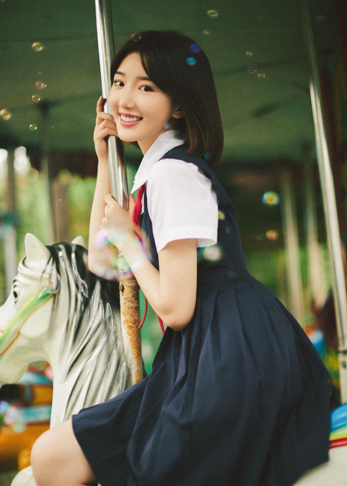 白小白的衣橱|毛晓彤晒照回归童年，一身学生打扮跟“未成年”似的，太娇俏了