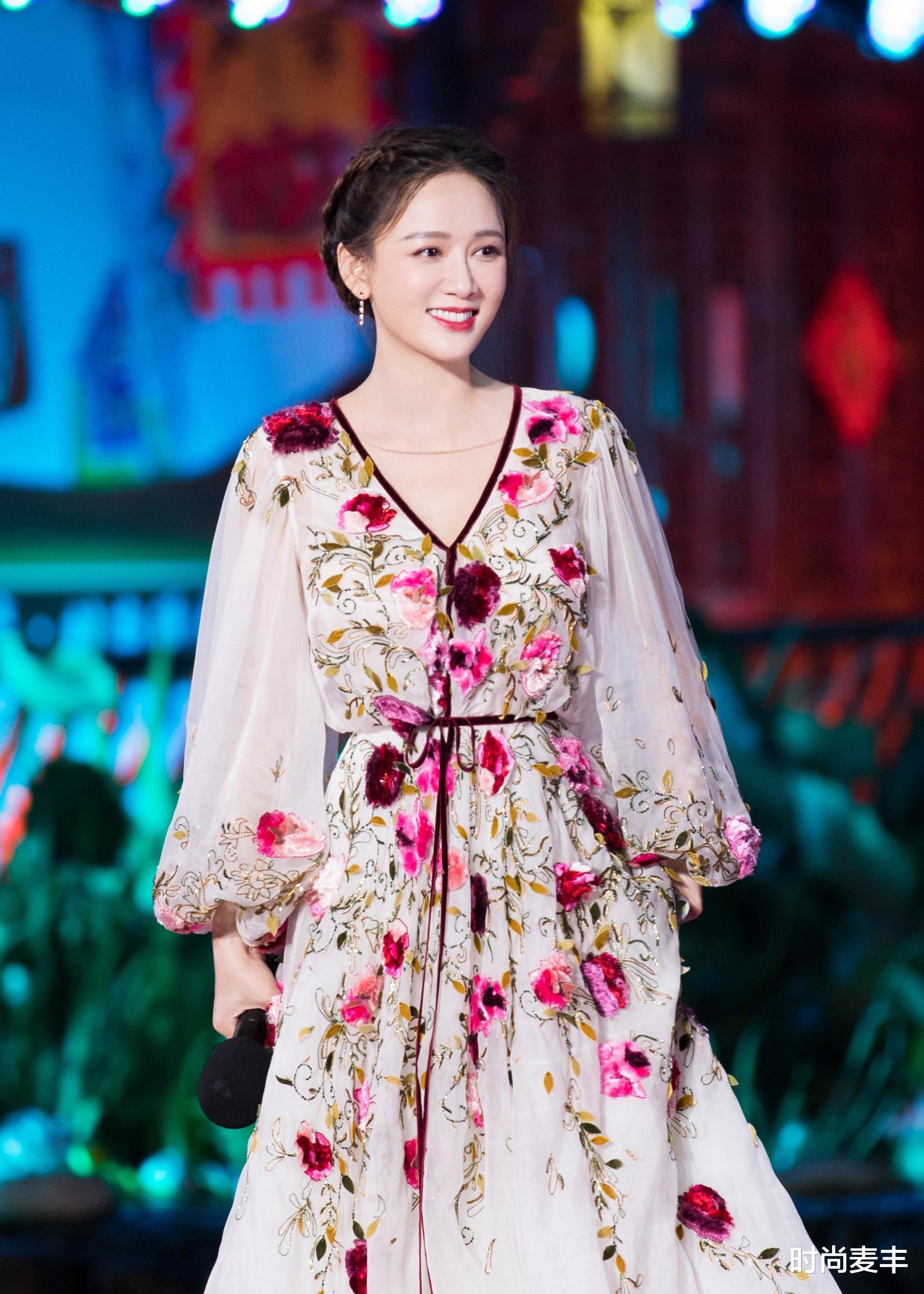 杨丽萍|又一对姐弟恋秀恩爱，陈乔恩携艾伦现身机场，小腹隆起疑似怀孕？