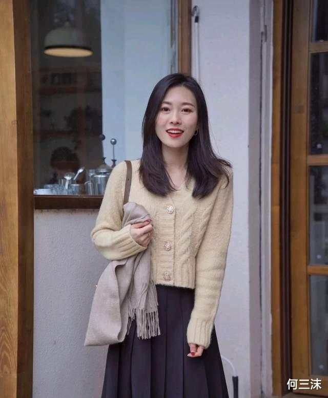 何三沫 40岁的女人不要胡乱扮嫩，可以试试针织开衫配半身裙，温柔又减龄
