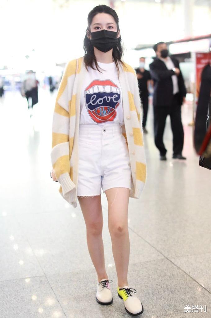 李沁|李沁最新机场私服，黄白相间针织衫配印花白T，演绎甜美温柔少女