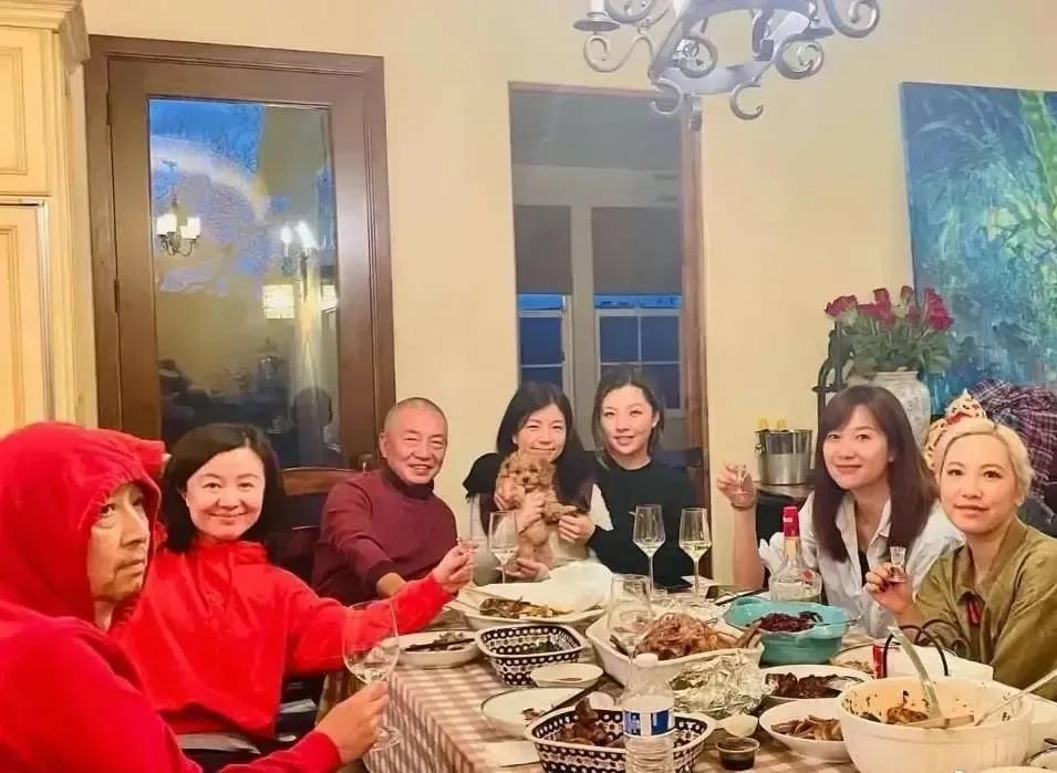 徐静蕾|徐静蕾全家在美国聚餐照曝光,喝白酒场面温馨,网友:不喝茅台?