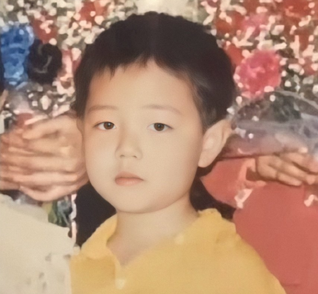 肖战|肖战童年旧照曝光，身高优越稳居C位，“强迫症”自小就有了？