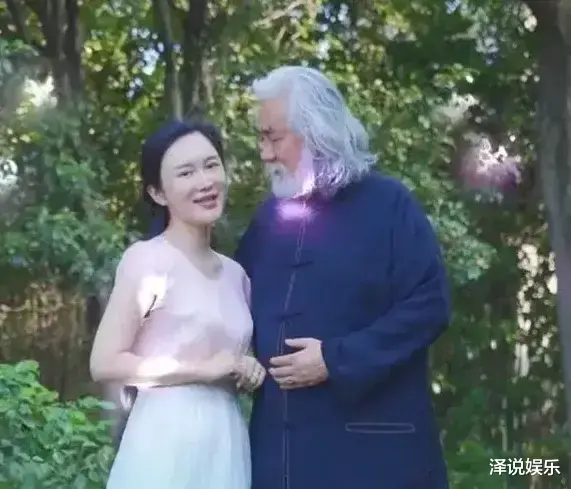 张纪中|张纪中直播带货打盹，妻子举动引热议，网友: 何必如此辛苦