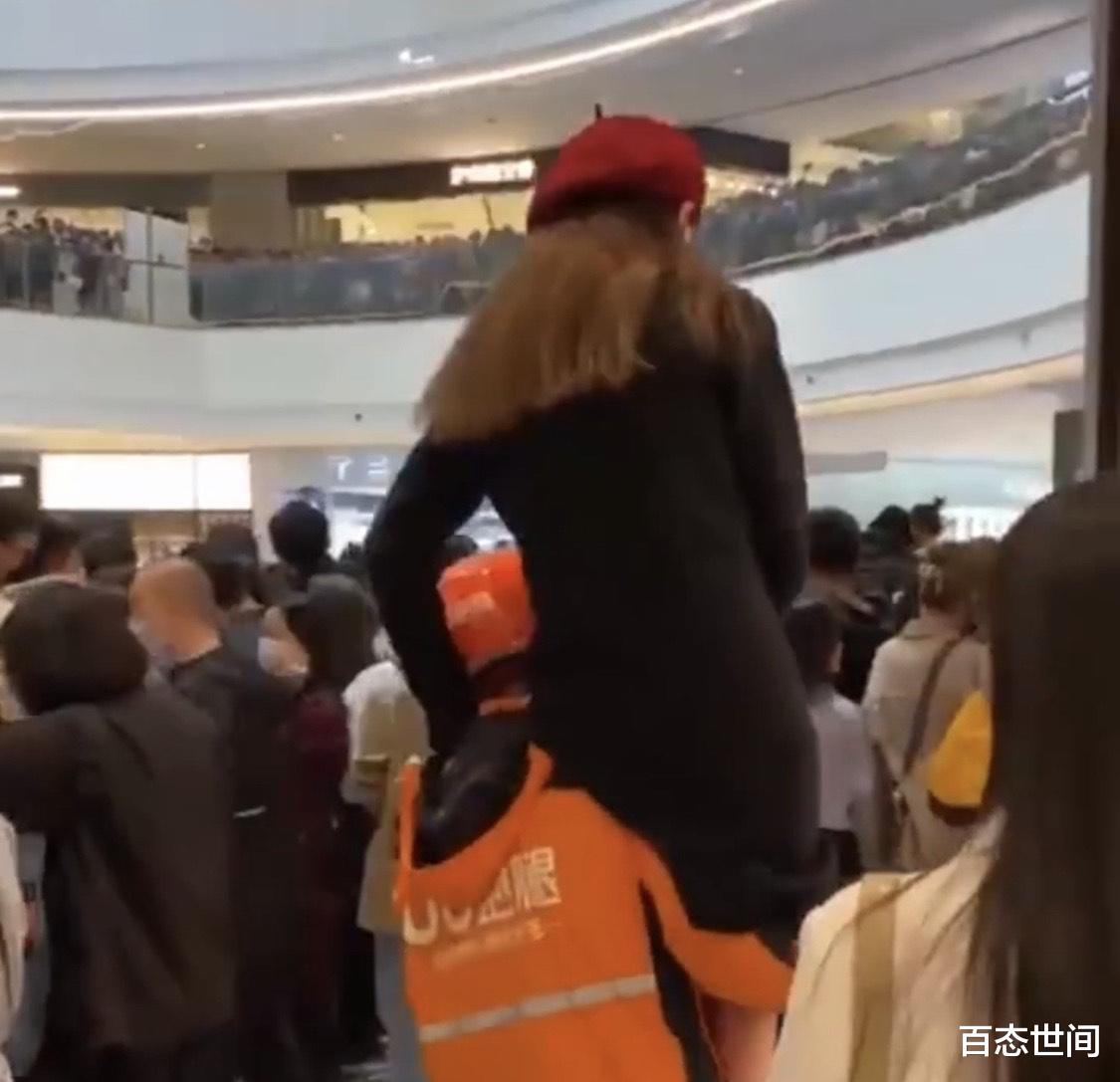 百态世间 郑州一女子为看赵丽颖雇跑腿小哥肩扛自己，人山人海中脱颖而出