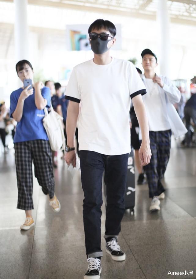 Ainee小屋|张若昀真是瘦了不少,穿宽松T恤配窄腿裤,虽然挺潇洒但有点憔悴