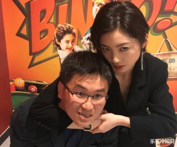 |凭“装疯卖傻”年入千万，买房娶硕士美人，明星转行当网红