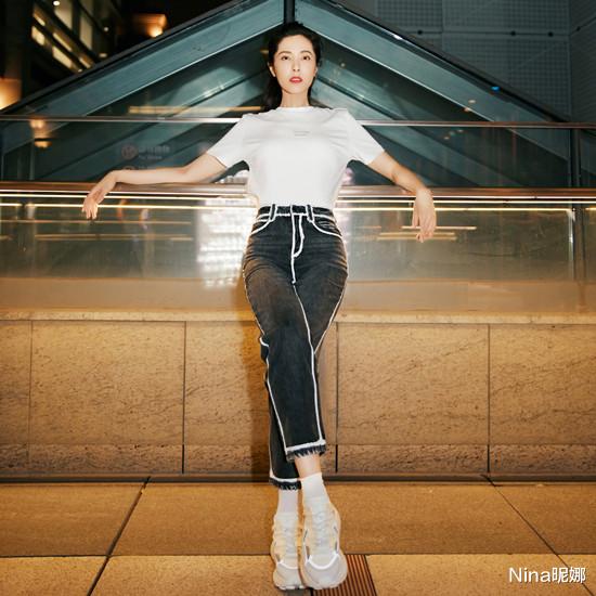 Nina昵娜 曾黎真霸气！穿连体裤红毯当众脱鞋，光脚拎鞋下楼真没人比她敢秀