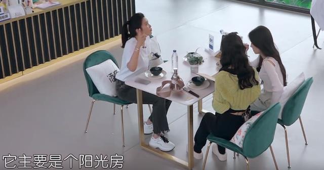 梦迁几度|《中餐厅》再现混乱剪辑，金晨发型连环跳戏，同一场景频繁切换