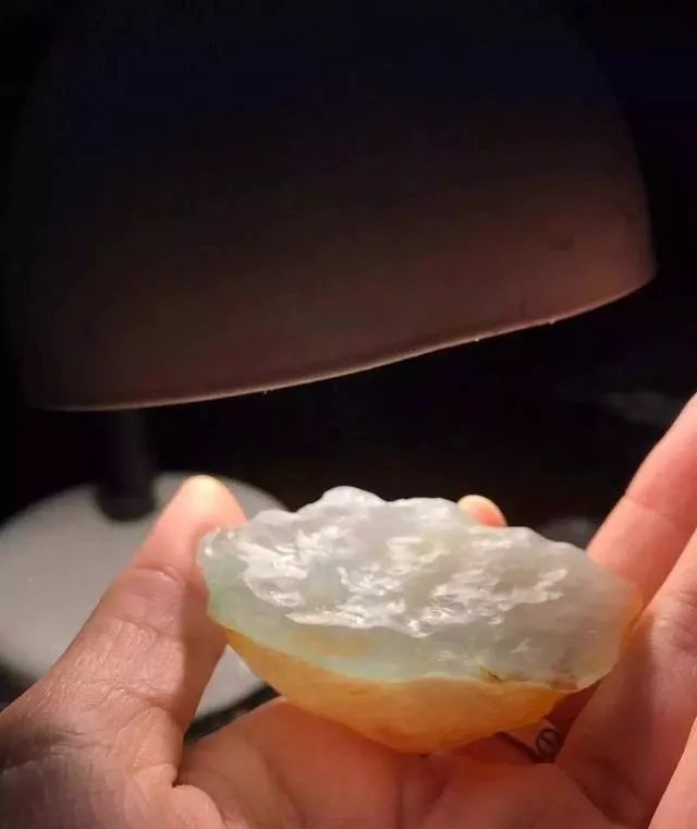 玉雕|冰红翡翠原石创作过程，这位玉雕师有一颗尊重大自然的心！