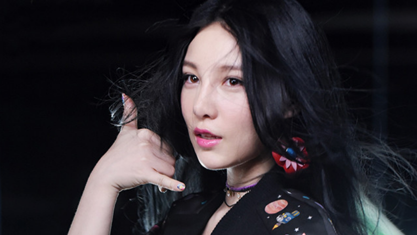 本兮|音乐才女本兮,17岁走红网络,为何在22岁突然离世她经历了什么?