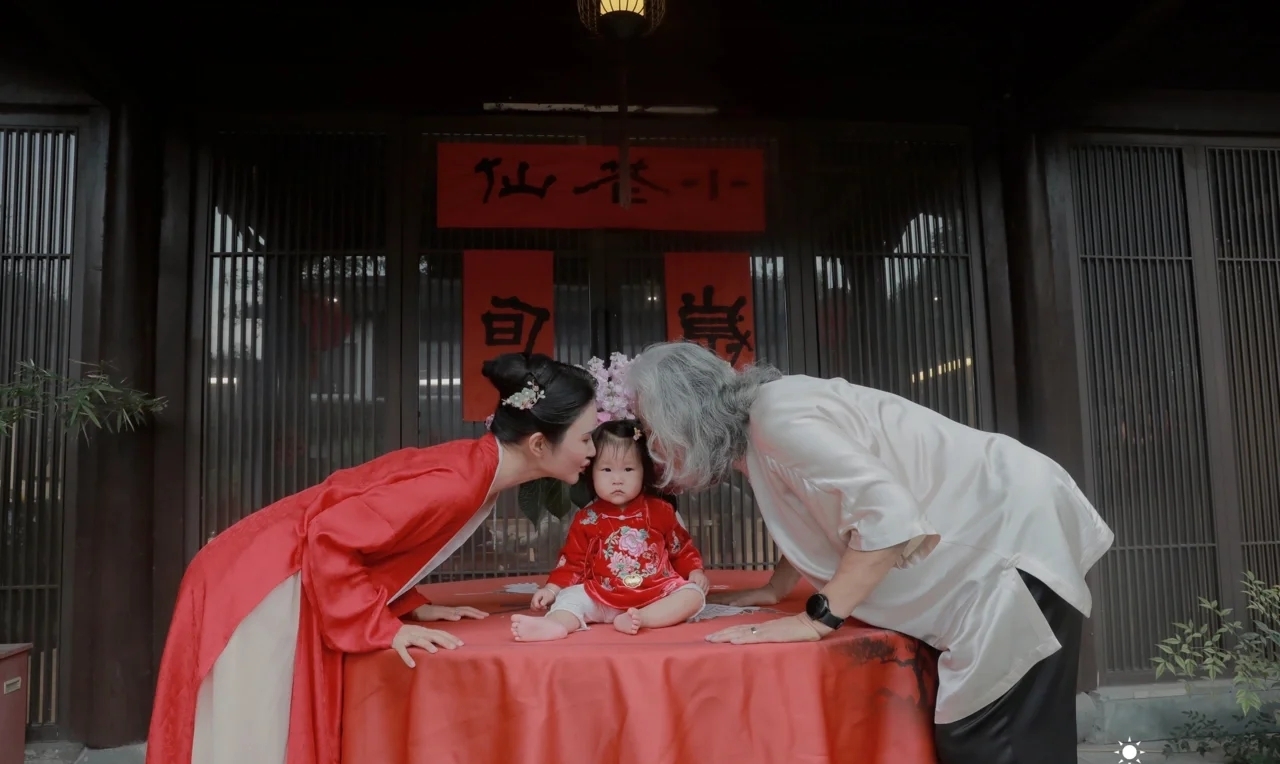 张纪中|张纪中为1岁女儿庆生,一家五口像祖孙三代,孩子们脸上无笑容