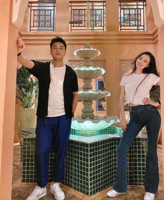 闲鱼有话说 朱孝天老婆罕露面，穿T恤配百褶裙好娇俏，赖在老公怀里撒娇真甜