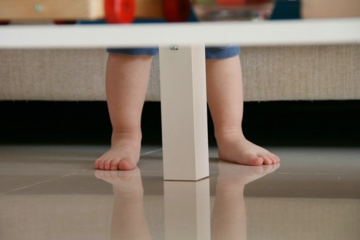 糖果的妈妈|反复“揪袜子”的快乐,小宝宝有更深的体会,新手爸妈别嫌烦哦