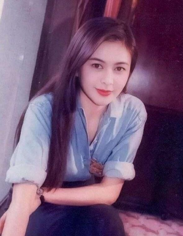 牛仔 关之琳越穿越年轻,牛仔衣里挂大金链子,配酒红色短发又美又飒