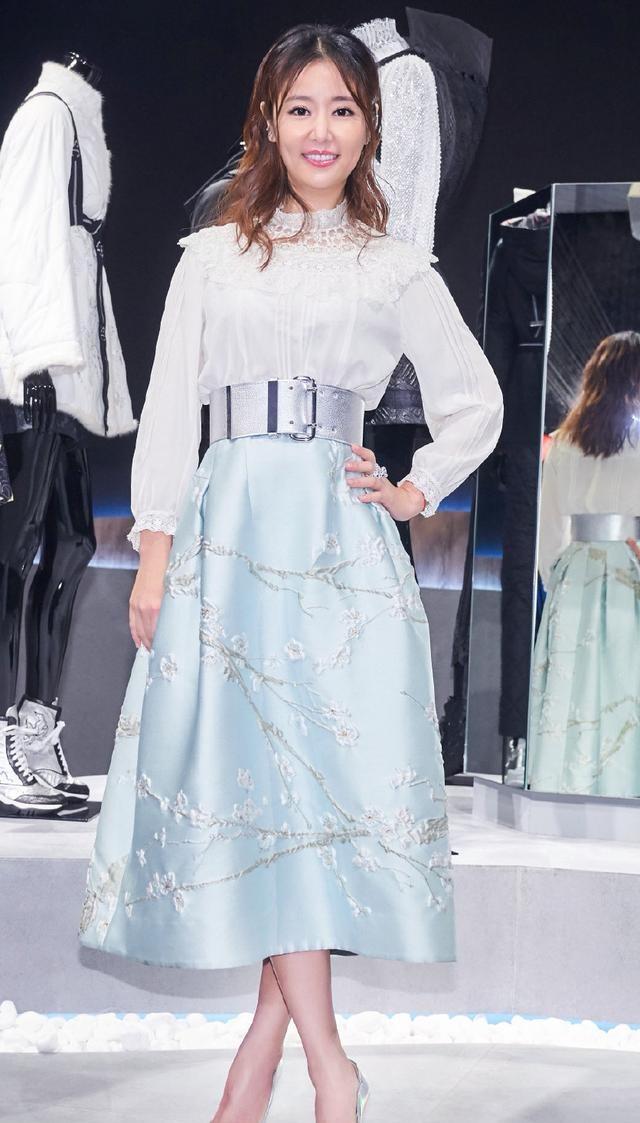 何有强|林心如又“火”了，穿玫红色抹胸连衣裙高贵华丽，高挑又时髦