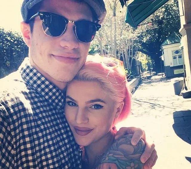 侃爷|侃爷上演北美情未了！卡戴珊新男友长相平平无奇却是女神收割机