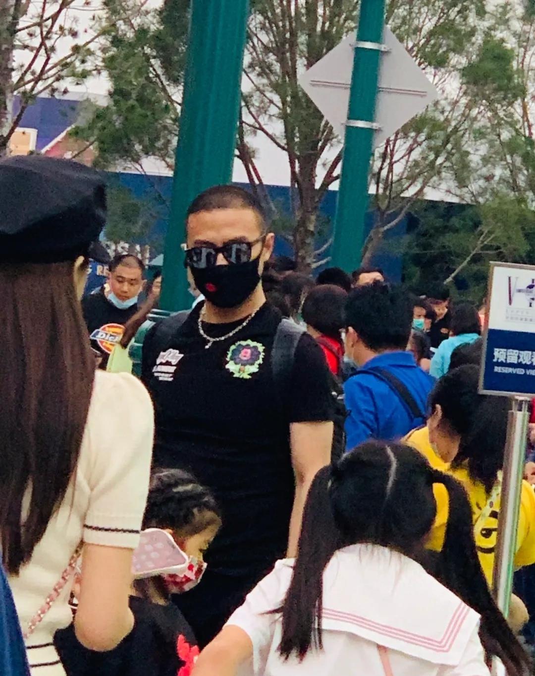 方脸妹说时尚|章子怡一家游玩被偶遇！她穿黑裙戴帽抱娃变保姆，儿子眼睛像汪峰