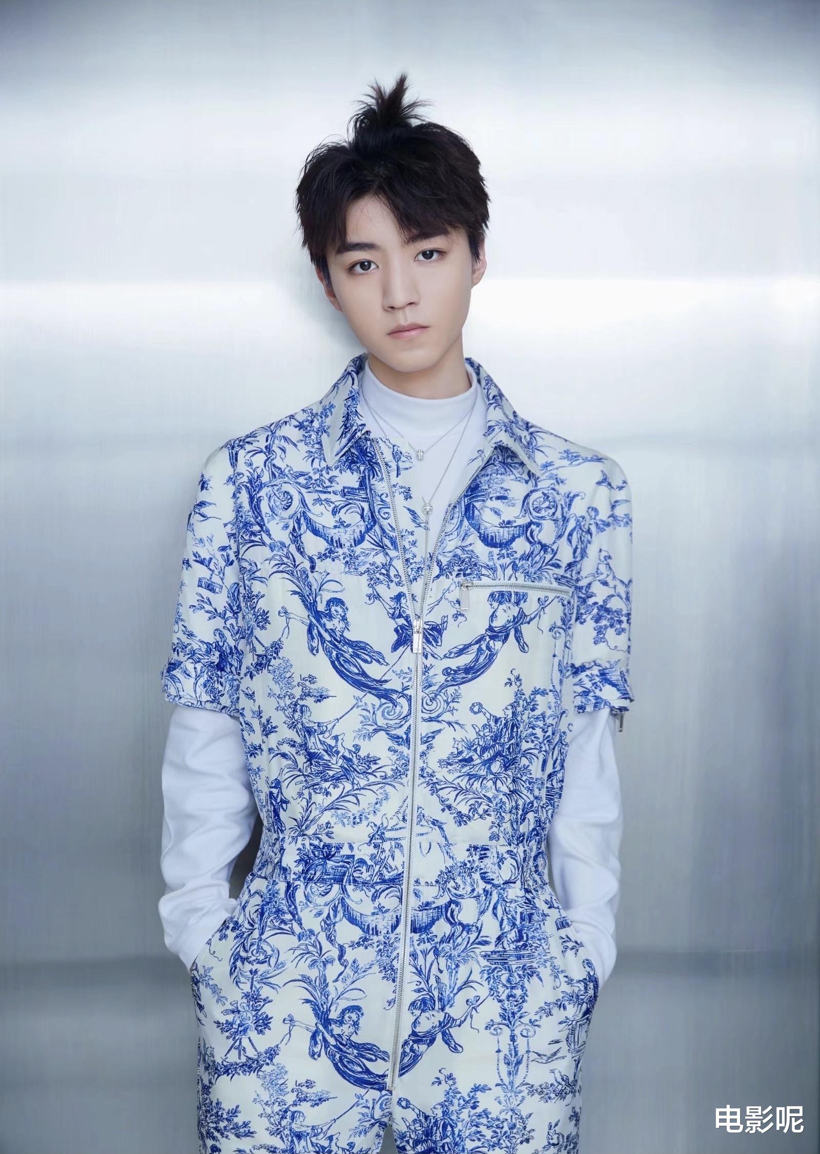 王俊凯|王俊凯的泡脚方式被网友模仿出圈，网友直接将其称为“暖脚”