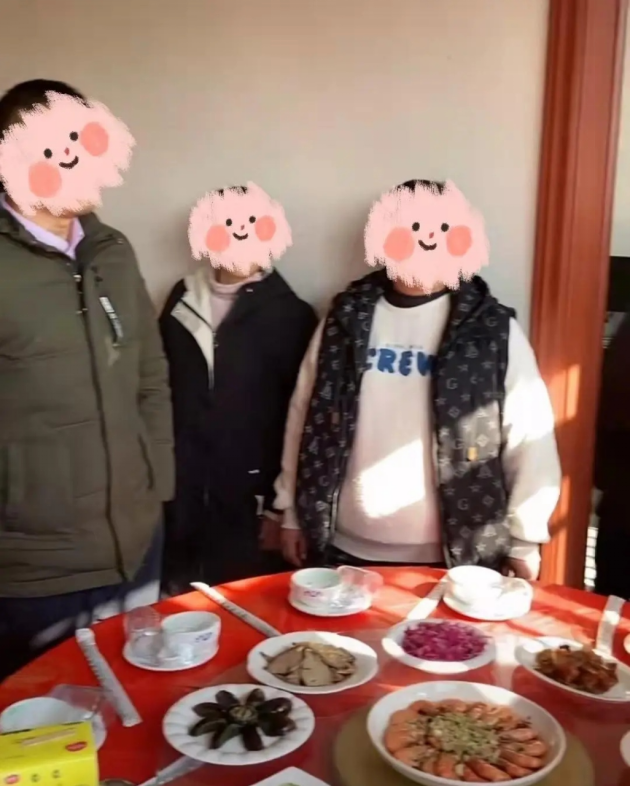 杨超越|杨超越回老家为爸爸过寿，打扮低调，坐角落安心吃席