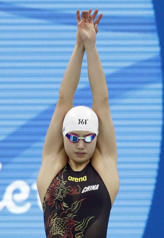 建军节|张雨霏妈妈，对她有着巨大的影响，妈妈亮相的时候，这颜值绝了