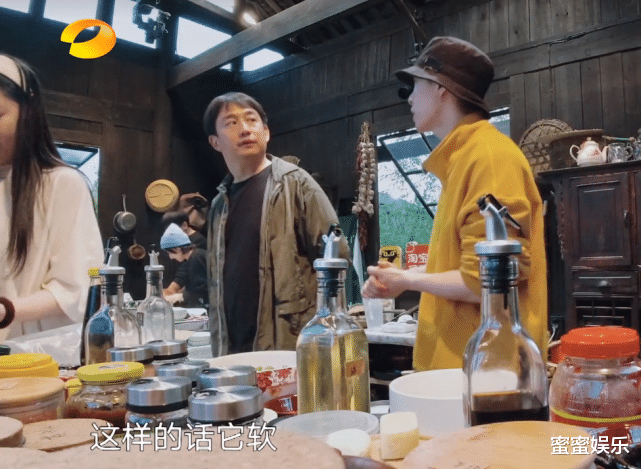 黄磊|张艺兴做5道菜8个人不够吃，彭彭帮忙被忽视，黄磊夸赞背后是偏爱